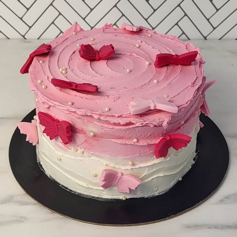 Τούρτα βουτυρόκρεμας με πεταλούδες