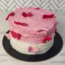 Τούρτα βουτυρόκρεμας με πεταλούδες